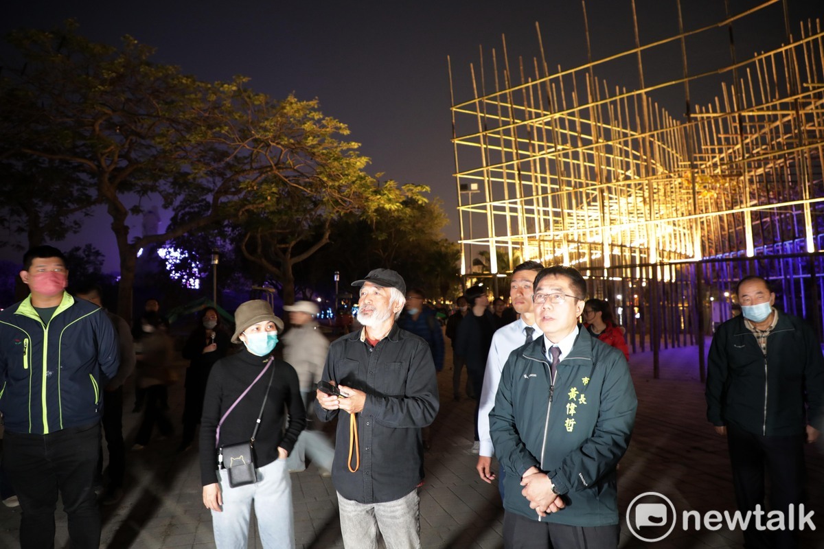 「2024台灣燈會在台南」安平燈區即將於2月3日率先啟燈，台南市長黃偉哲與議員沈震東視察燈區展品及參觀動線。現場由觀旅局報告整體燈區配置、文化局策展藝術家介紹燈藝作品，並由交通局說明安平燈區整體交通規劃。 圖：台南市政府提供
