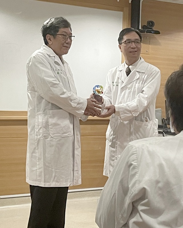 台大醫院小兒感染科主治醫師李秉穎（左）在臉書宣布，今天（31日）將要退休了，網友留言滿滿祝福。 圖：翻攝自李秉穎臉書