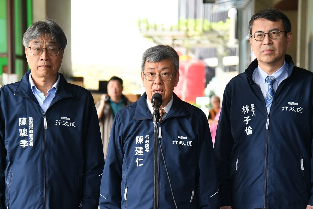 行政院長陳建仁今（31）天上午前往台北花市視察春節花卉供應情形前受訪。 圖：行政院提供