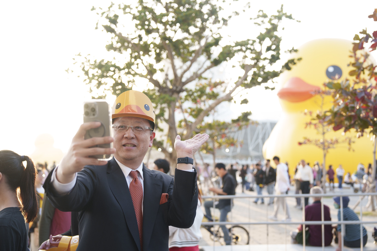 熊本市長大西 與小鴨自拍見證高雄10年蛻變。 圖：高雄市行國處/提供