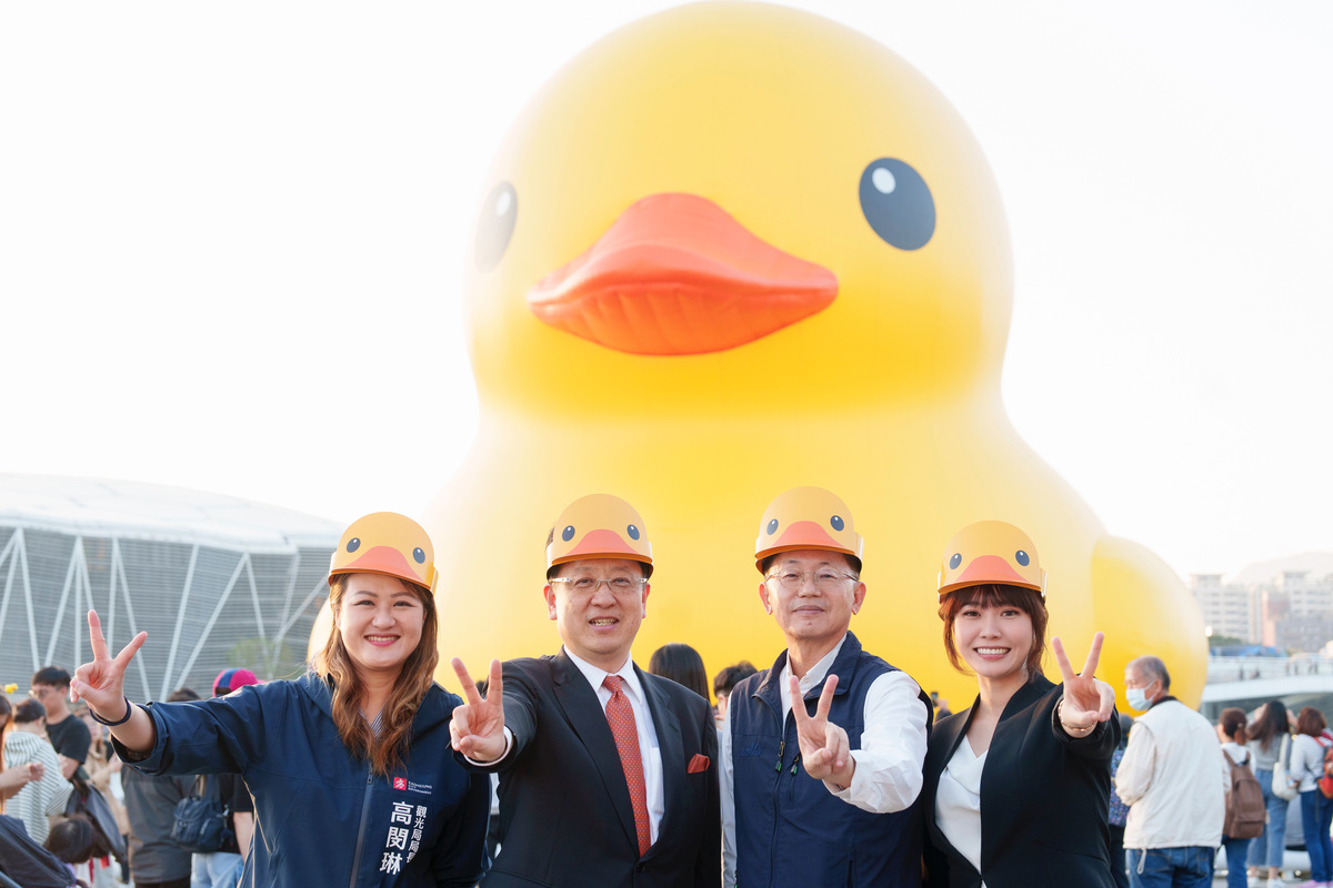郭添貴(右二)、高閔琳(左一)、張硯卿(右一)陪大西一史(左二)與黃色小鴨合影。 圖：高雄市行國處/提供