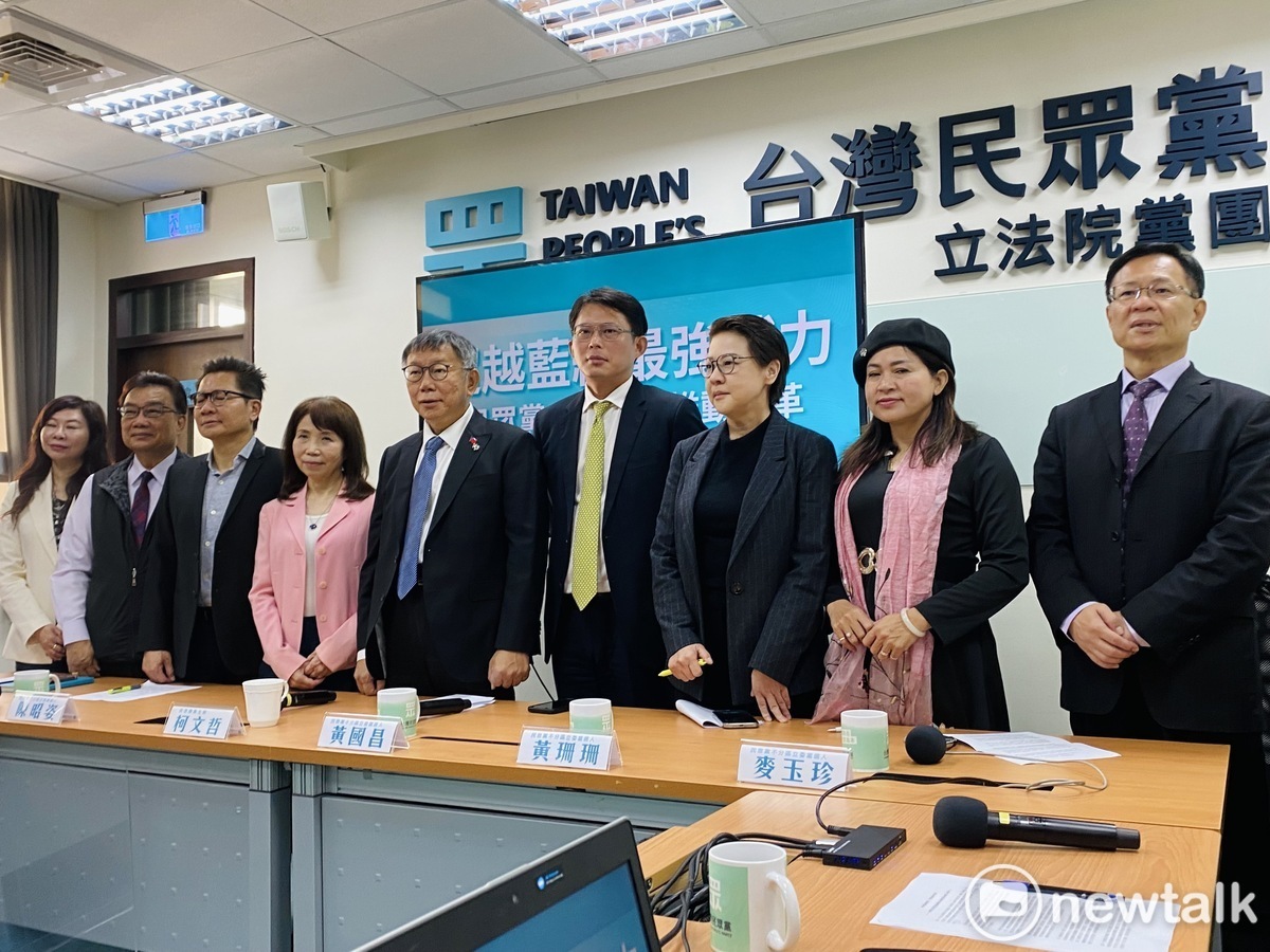 民眾黨主席柯文哲與8席立委。 圖：周煊惠 / 攝（資料照）