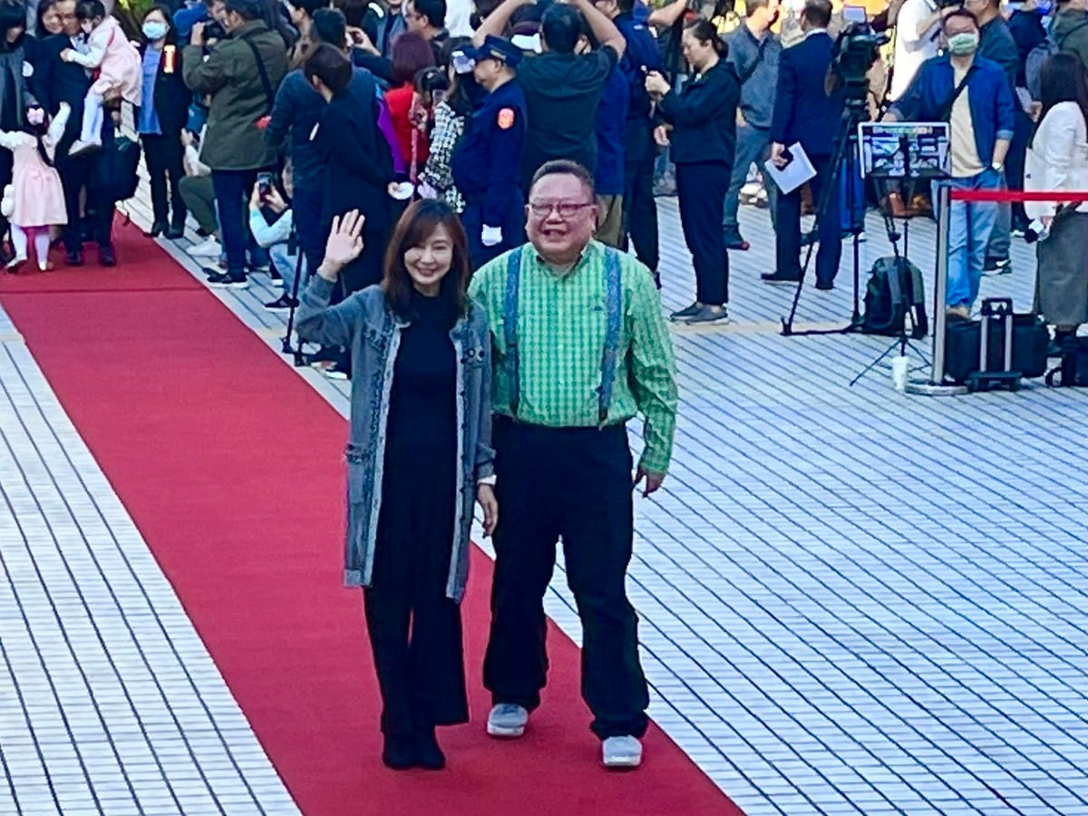民進黨新科立委郭昱晴「萬老師」（前排左起）偕同劇中演員「黃主任」葉民志赴立院報到，驚喜現身紅毯。 圖：金大鈞/攝