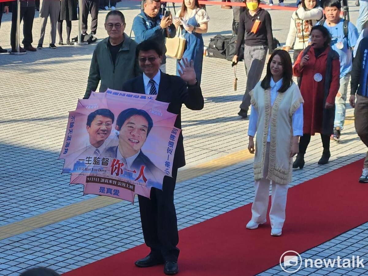 國民黨立委謝龍介一進場就吸引焦點。 圖：黃建豪/攝（ㄌ要照）