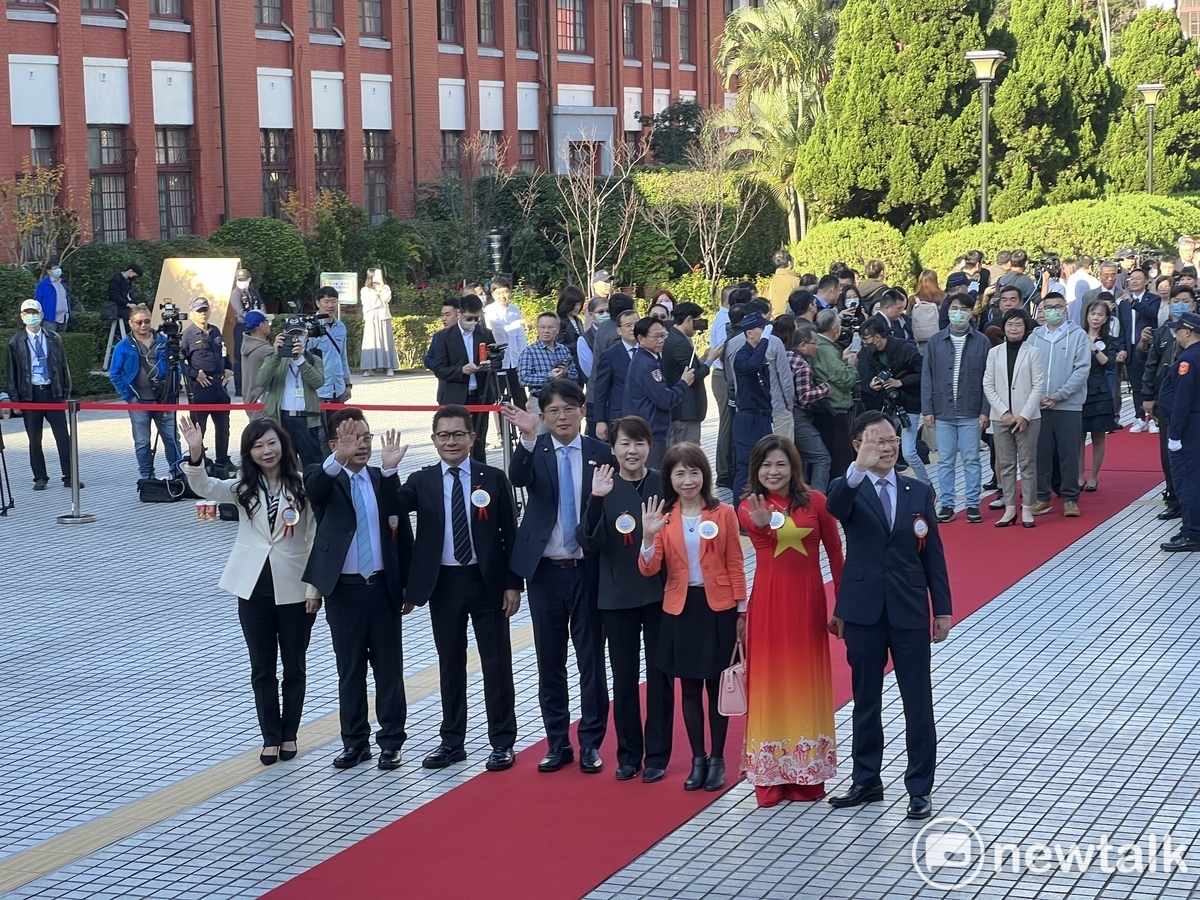 民眾黨8席立委林憶君（左起）、林國成、吳春城、黃國昌、黃珊珊、陳昭姿、麥玉珍、張啟楷一起走紅毯。 圖：周煊惠 / 攝