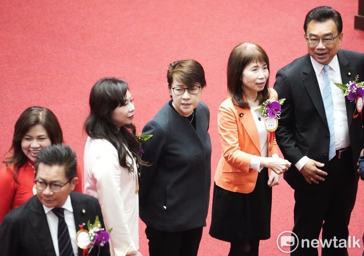民眾黨8席立委宣誓就職。 圖：張良一 / 攝