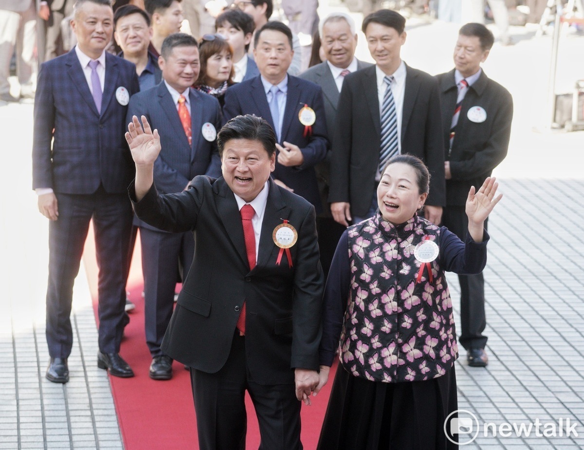 國民黨團總召傅崑萁偕妻子徐榛蔚同走立委就職紅毯。傅崐萁在進場前插隊，讓身後的魯明哲相當尷尬。 圖：張良一／攝。