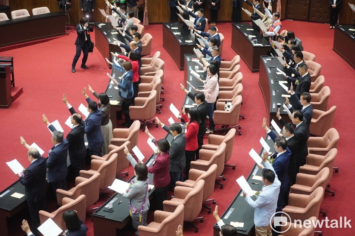 立院龍頭選舉落幕，國民黨以第一大黨之姿拿下正副院長，而綠白兩黨卻陷入「電話門」的相互指控。圖為立法院第11屆立委宣誓就職。 圖：張良一／攝（資料照片）