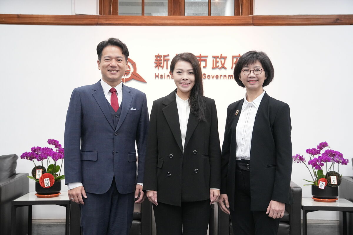 高虹安（中）宣布，由剛卸任立委的民眾黨前立委邱臣遠（右）出任新竹市副市長，圖右為秘書長張治祥。 圖：新竹市政府提供