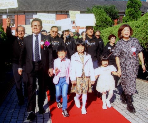 民眾黨立委吳春城偕夫人和孫子們走紅毯。  圖/吳春城辦公室