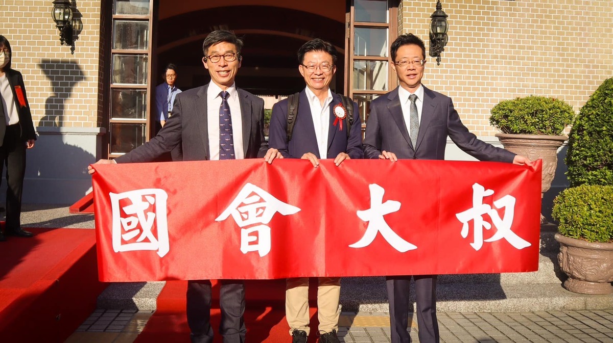 第11屆立法委員今天宣誓就職，民進黨立委鍾佳濱表示應立委郭國文好兄弟之邀，與立委張宏陸、李昆澤組成「國會大叔團」，一同走入議場宣誓。 圖：取自鍾佳濱臉書粉專。