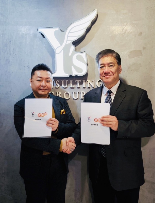 Kintone威志雲端吉本康志社長（左）與金門海峽開發劉建國董事長（右）共同簽訂合作開發協定。 圖：台灣智慧城市產業聯盟／提供