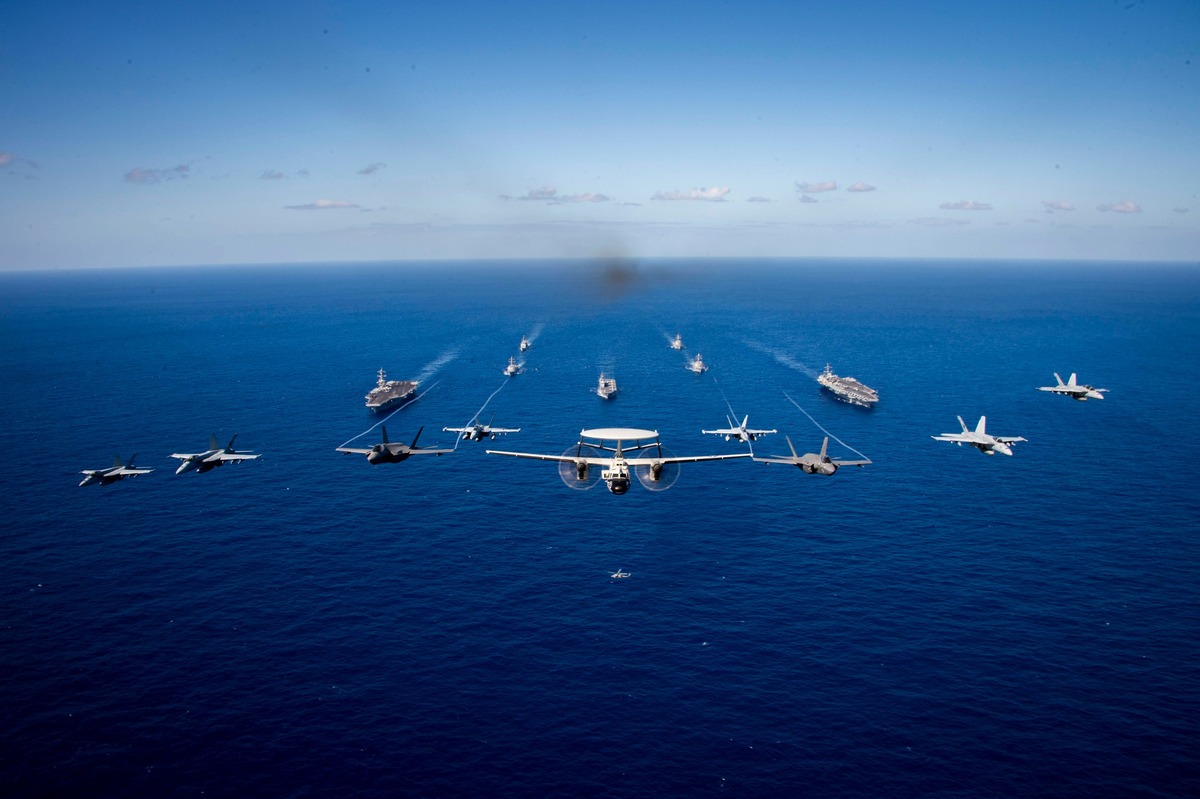 美日兩國在台灣正東方的菲律賓海海域進行大型平台艦的海空聯合操演。 圖：翻攝「臉書」U.S. Pacific Fleet粉絲專頁