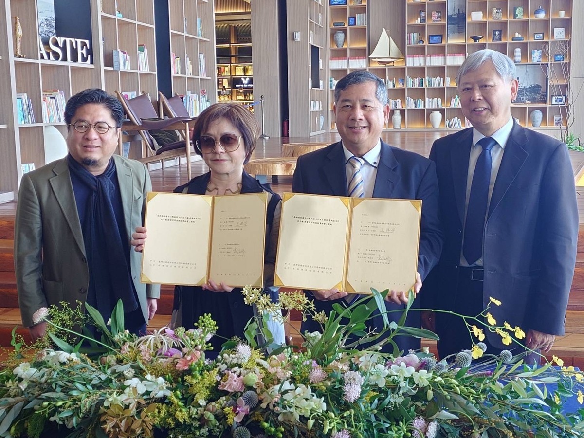 李賢義(右一)及戴俊郎(左一)見證，王錦榮(右二)與戴淑玲(左二)簽約。 圖：高雄港務分公司/提供