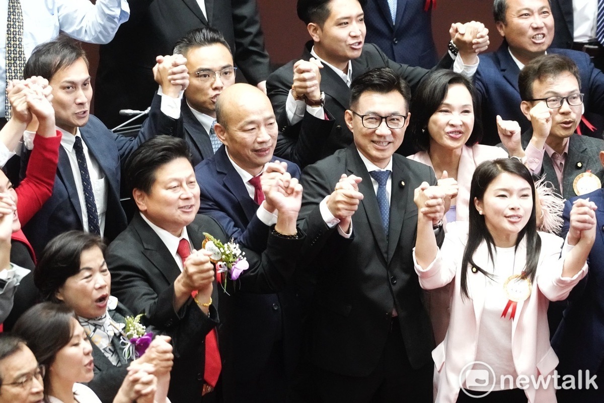 國民黨立法院長提名人韓國瑜當選立法院院長，國民黨團攜手祝賀。 圖：張良一／攝。
