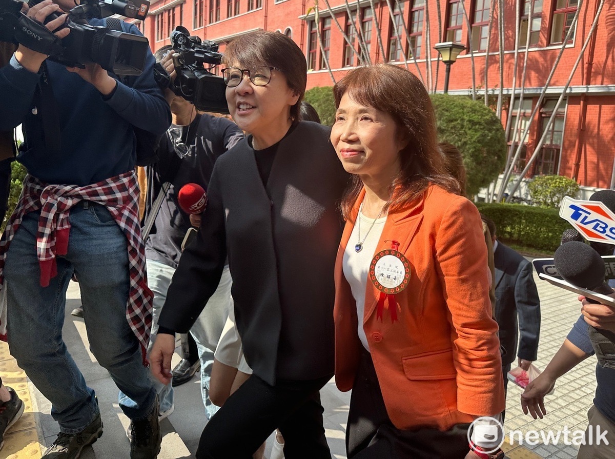 民眾黨副總召黃珊珊（左）受訪時表示，立委陳昭姿（右）投出無效票只是一個小小的疏失，不會有黨紀處分。 圖：張良一／攝