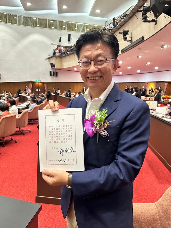 民進黨立委郭國文肯定游錫堃的風骨，並擔憂韓國瑜無法扛起立法院長職務。 圖：翻攝自郭國文臉書