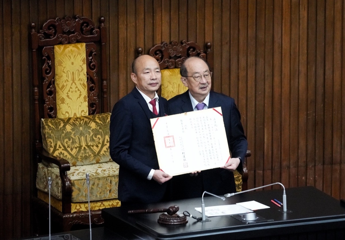 民進黨立院黨團總召柯建銘1日頒發立法院長當選證書給韓國瑜 圖：張良一 / 攝