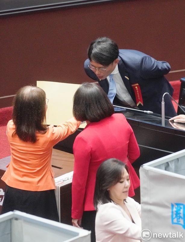 陳昭姿亮票給黃國昌看。 圖：張良一／攝