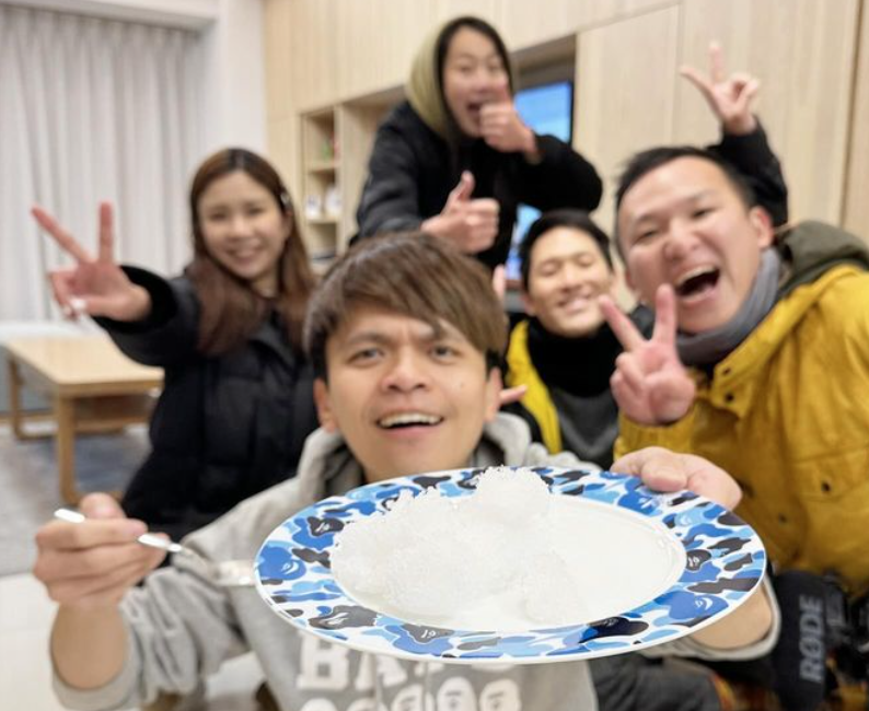 員工們上山追雪，並帶了「在地伴手禮」陽明山的雪回來給蔡阿嘎（中）品嚐。 圖：翻攝自蔡阿嘎IG