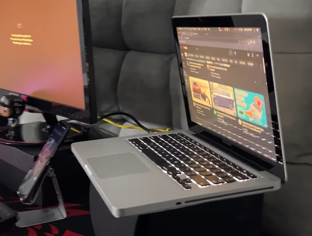 MacBook Pro(13 吋，2012年中)將正式退出市場，這也是蘋果歷史上最後一款有配備光碟機的Mac。 圖：翻攝自Salem Techsperts YT頻道