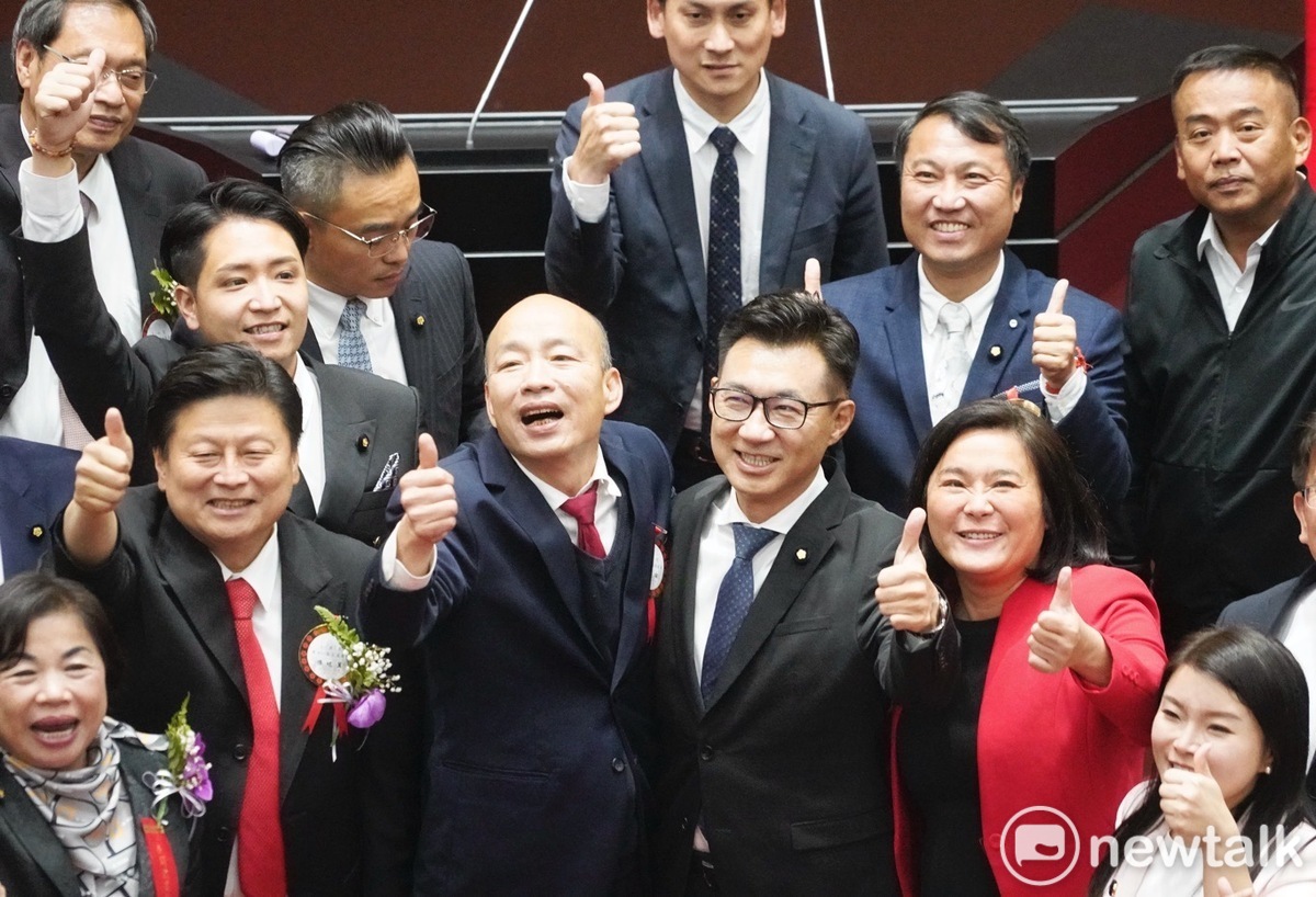 第11屆立法院正副院長選舉，國民黨提名人韓國瑜、江啟臣雙雙拿下，國民黨團齊聲祝賀。 圖：張良一／攝。