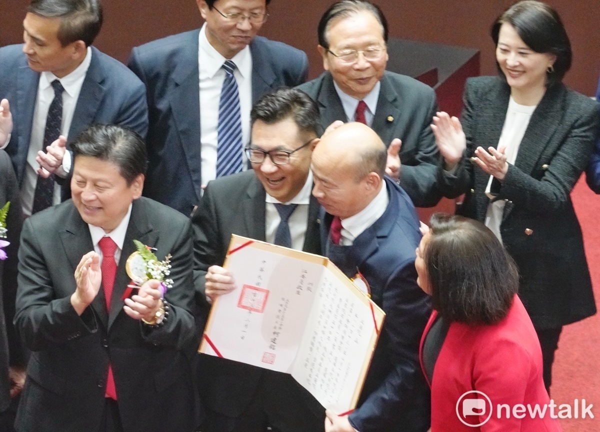 第11屆立法院正副院長選舉，國民黨「韓江配」雙雙拿下，國民黨團齊聲鼓掌祝賀。 圖：張良一／攝。