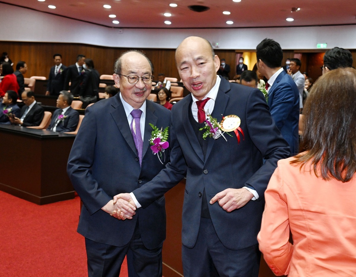 民進黨總召柯建銘與新任立法院長韓國瑜握手。（資料照片） 圖：立法院記者聯誼會提供