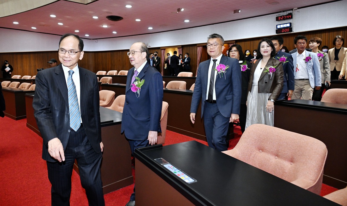 游錫堃帶領黨團立委依序進入議場宣示就職 圖：立法院記者聯誼會提供。
