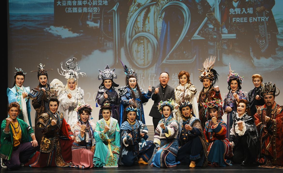 史哲(後排右五)率領19位演員以歌仔戲音樂劇同創歷史一刻。 圖：文化部/提供