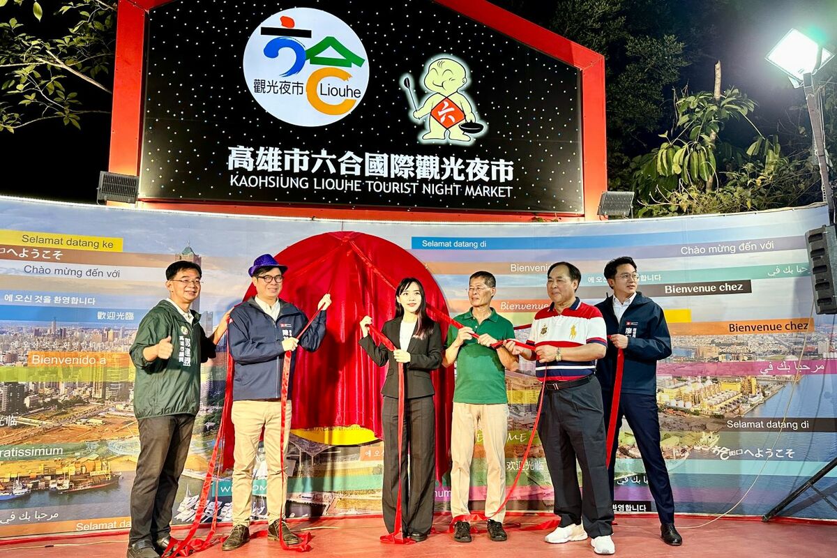 陳其邁(左二)及黃捷(左三)等人為燈飾揭牌。 圖：高雄市政府/提供