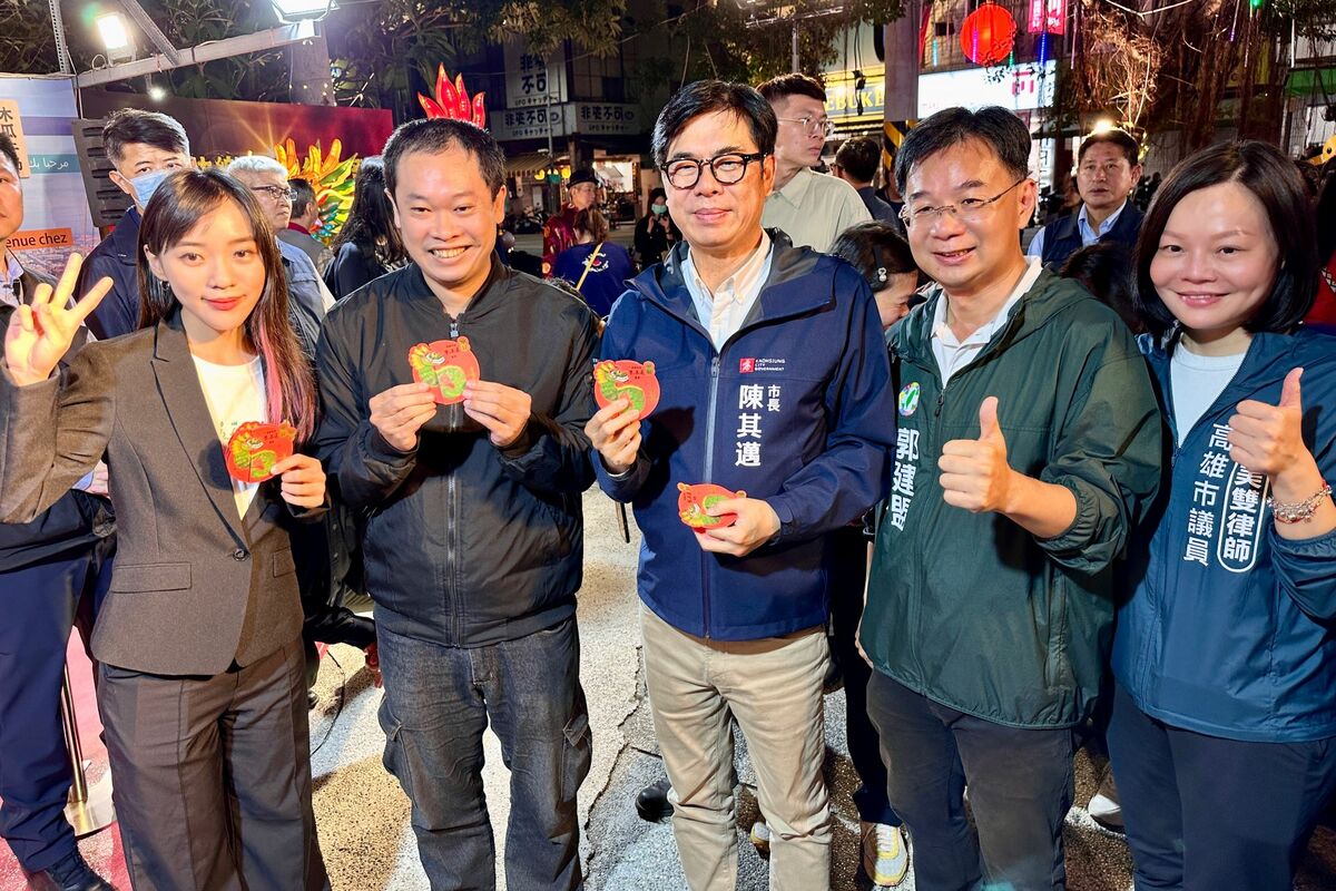 陳其邁(中)到六合夜市發放龍年小紅包。 圖：高雄市政府/提供