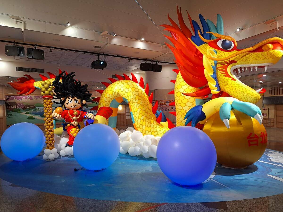 台北地下街於台北燈節期間舉辦「祈願神龍騰四海」活動，在地下街一號廣場設有「祈願神龍燈飾」，現場可以掃描QR code互動許願。 圖：台北市政府觀光傳播局／提供