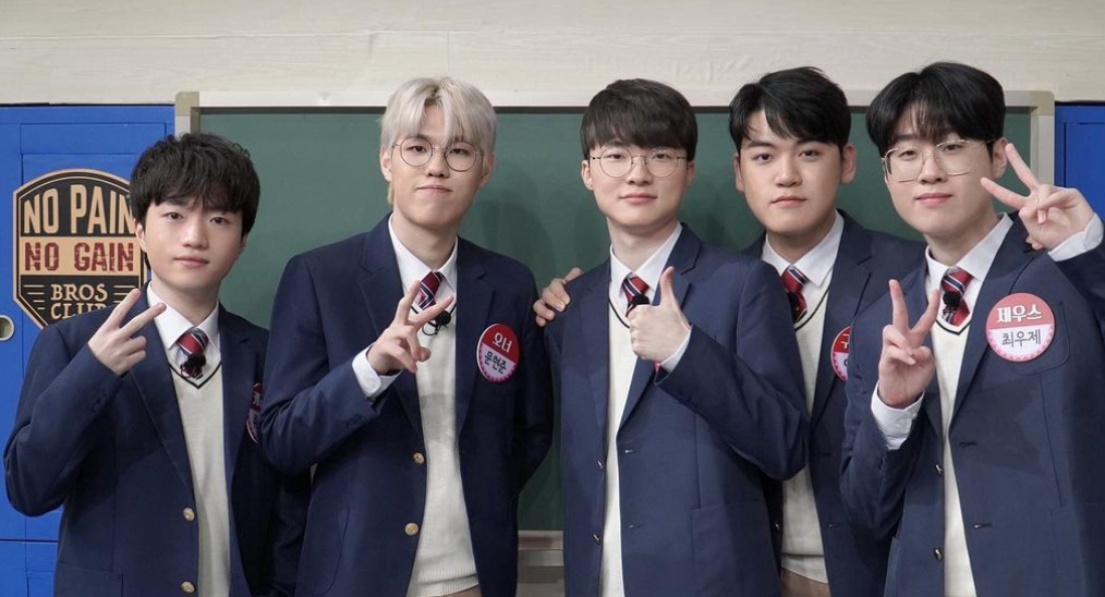 T1戰隊宣布Keria（左一）、Oner（左二）、Faker（中）、Gumayusi（右二）、Zeus（右一）5人全員續約的好消息 圖：翻攝自T1 IG