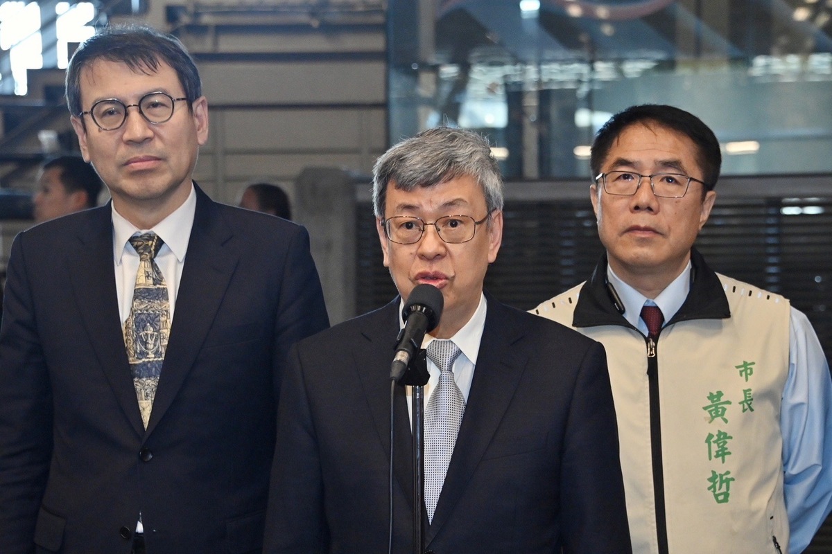 行政院長陳建仁今（2）天下午到台南出席國立台灣歷史博物館「跨‧1624：世界島臺灣」特展開幕式前受訪。 圖：行政院提供