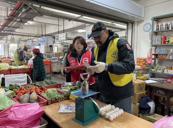 標準檢驗局針對全國傳統市場、大型量販店及超級市場等210處所使用的磅秤，進行專案抽檢。圖為基隆分局馬祖辦事處主任及技術員，於馬祖介壽獅子市場蔬菜攤販做電子秤檢查。 圖：經濟部標準檢驗局／提供