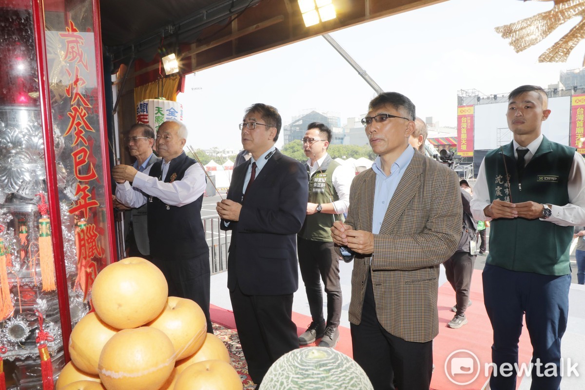 2024臺灣燈會在臺南，安平燈區將於明日盛大開展，燈會闊別16年後重返臺南，市府力邀「明華園戲劇總團」擔綱演出開幕大戲《媽祖》，黃偉哲等人今日特地上香祈福，祈願活動順利圓滿。 圖：台南市政府提供