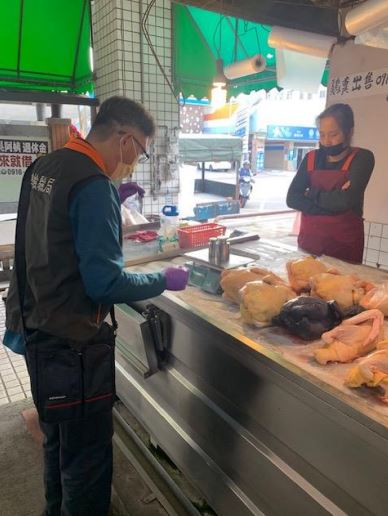 標準檢驗局針對全國傳統市場、大型量販店及超級市場等210處所使用的磅秤，進行專案抽檢。圖為北苗公有零售市場雞肉攤位的電子秤檢查。 圖：經濟部標準檢驗局／提供