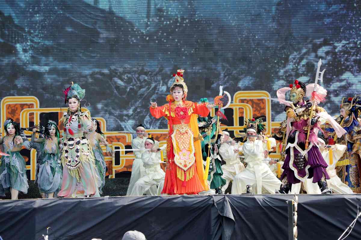 明華園表示，《媽祖》大戲有別一般傳統戲劇的表現，劇情著重在媽祖成仙之前；表演形式上，強化舞臺、空中及觀眾席三度立體空間之環場戲劇效果營造，同時嵌入運用現代劇場、電影的製作技巧，以國際級歌劇的高規格演出，並在有限空間中創造出無限寬廣的境界，堪稱是臺灣表演藝術界的創舉。 圖：台南市政府提供