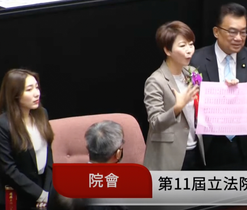 正當她的 IG 被「神出」的消息讓一眾網友歡騰之餘，隨之而來的不幸消息卻猶如晴天霹靂。原來，她早在 2020 年就被男友求婚，個人社群媒體上全是婚紗、放閃照。 圖：取自國會頻道