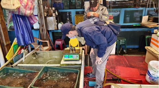標準檢驗局針對全國傳統市場、大型量販店及超級市場等210處所使用的磅秤，進行專案抽檢。圖為基隆分局度量衡科技正，於和平島觀光漁市海鮮攤做電子秤檢查。 圖：經濟部標準檢驗局／提供