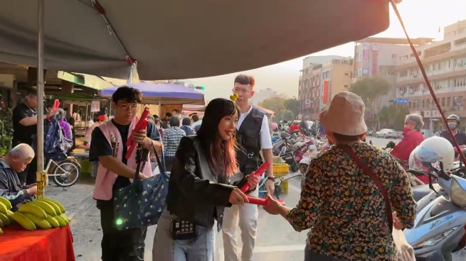新科立委黃捷今（2）天連跑高雄市選區5個市場發送春聯。 圖：截自黃捷臉書粉專。