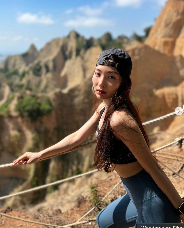有網友昨天在 Dcard 上詢問：「遞票的姐姐是誰？ 今天在立法院的開票直播看到，好漂亮」。 圖：取自IG ying_annn