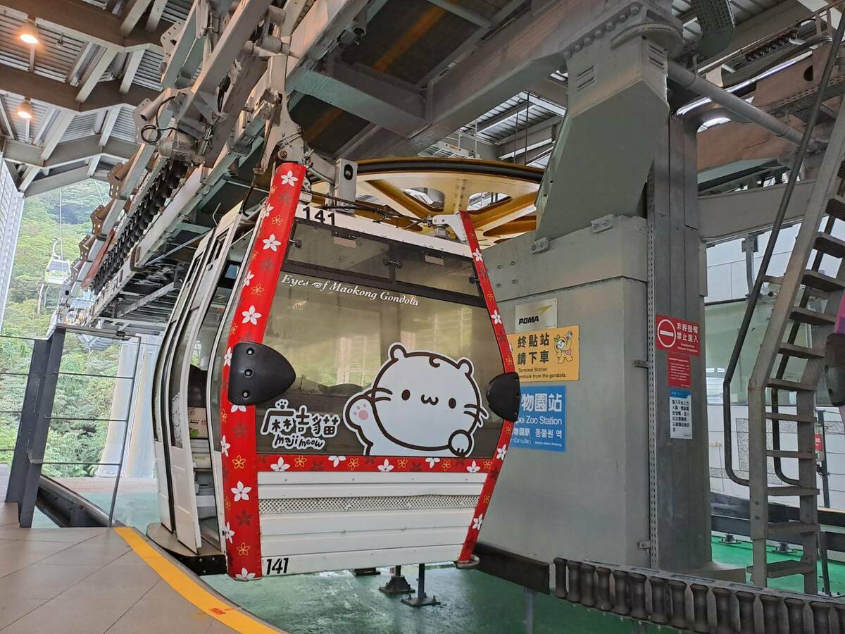 貓空纜車在剪纜工程期間，車廂同步換上新裝，除了吉祥物樹懶，把「麻吉貓」也一同拉上來。 圖：台北大眾捷運股份有限公司／提供