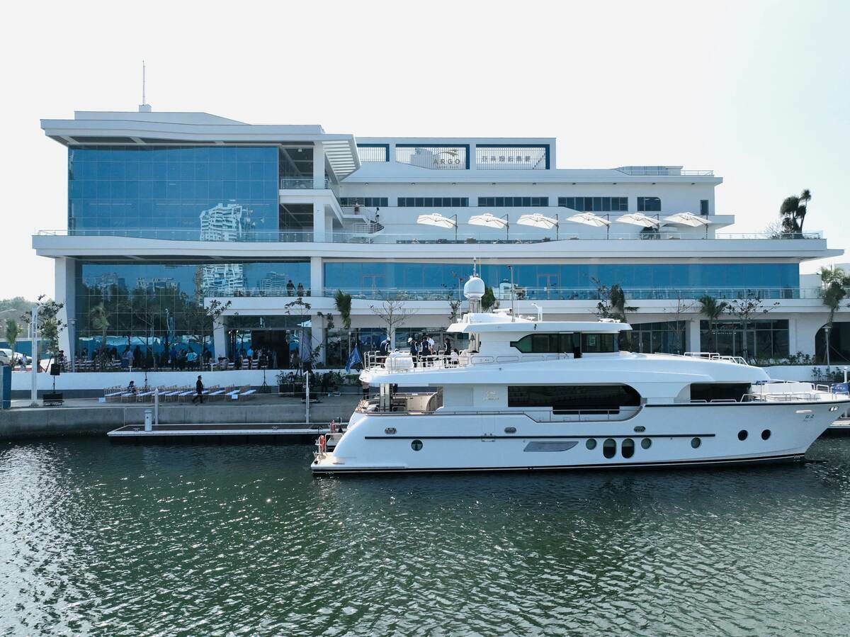 黃金會所的建築外觀正如同一艘行駛入港的遊艇，並以大海、遊艇、鯨魚、與象徵幸運的鯨魚尾，充分展現品牌與海洋的連結。 圖： 亞果遊艇集團提供