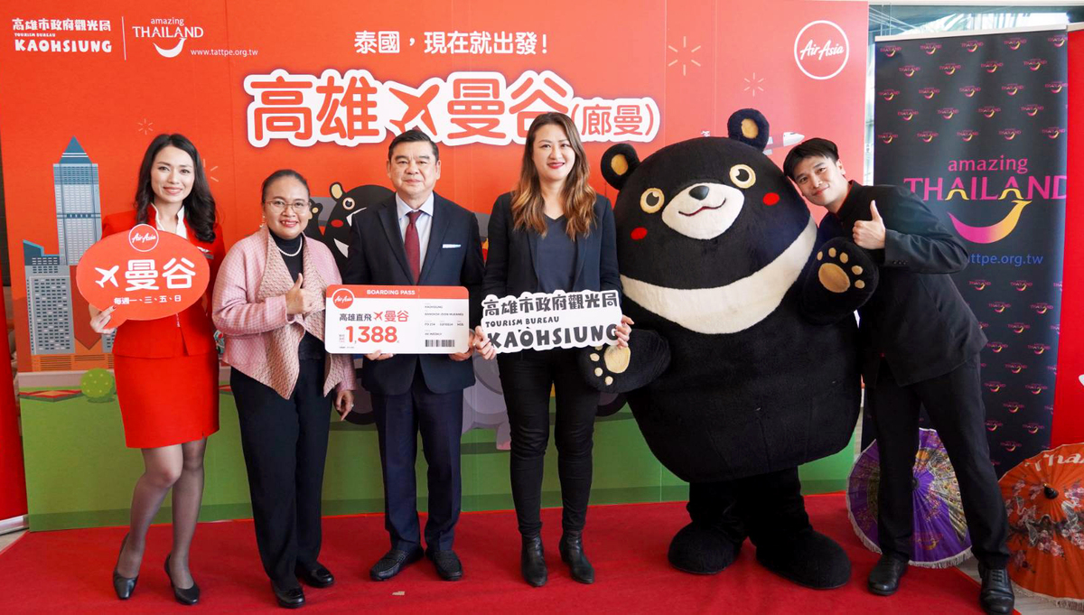高閔琳(右三)在小港機場舉辦首航儀式。 圖：高雄市觀光局/提供