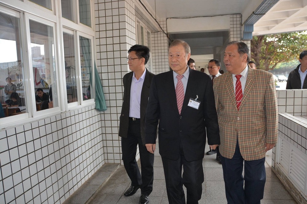 上報報導指稱，韓國瑜確定將邀請前立法院副秘書長周萬來（中）接掌立院秘書長一職。 圖：澎湖縣政府提供（資料照片）