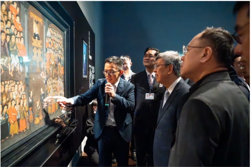 行政院長陳建仁（中）、文化部長史哲（右）在策展人石文誠（左 1 ）導覽下，欣賞「尤紐士牧師為蕭壠社人宣講及施洗圖」。 圖：文化部提供