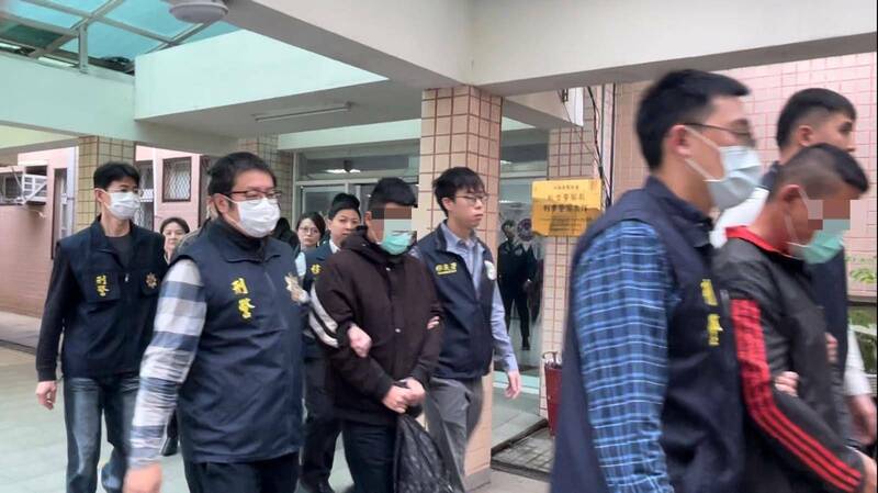 移民署國境事務大隊破獲冒辦護照集團，將嫌犯移送台北地檢署偵辦。 圖：國境事務大隊提供