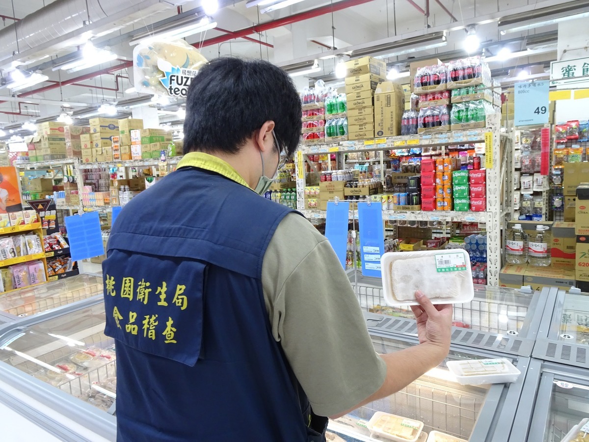 桃園市政府衛生局針對市售春節應景食品進行了第二波抽驗，總共抽驗了 122 件商品。 圖 : 翻攝桃園市政府衛生局臉書